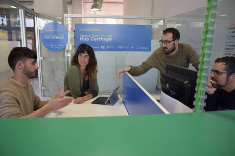 Jóvenes profesionales en los espacios de trabajo del Hub Carthago.